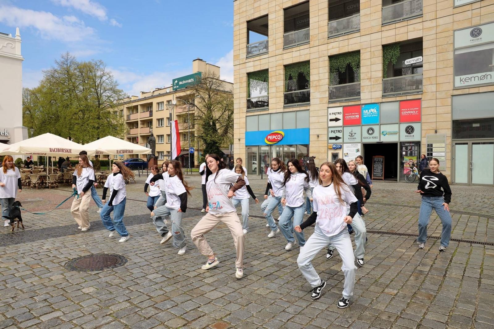 Zdjęcie w galerii na portalu naszraciborz.pl: Sobotni flash mob na raciborskim Rynku wiadomości z regionu