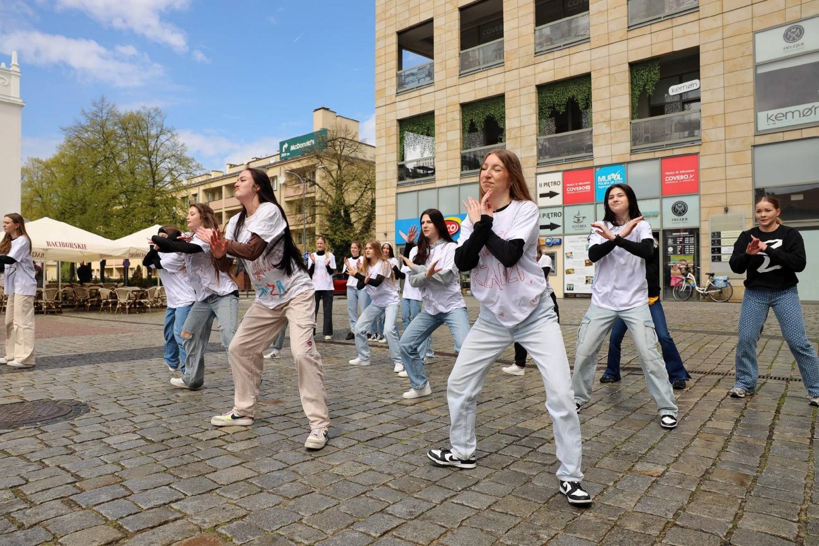 Zdjęcie w galerii na portalu naszraciborz.pl: Sobotni flash mob na raciborskim Rynku wiadomości z regionu