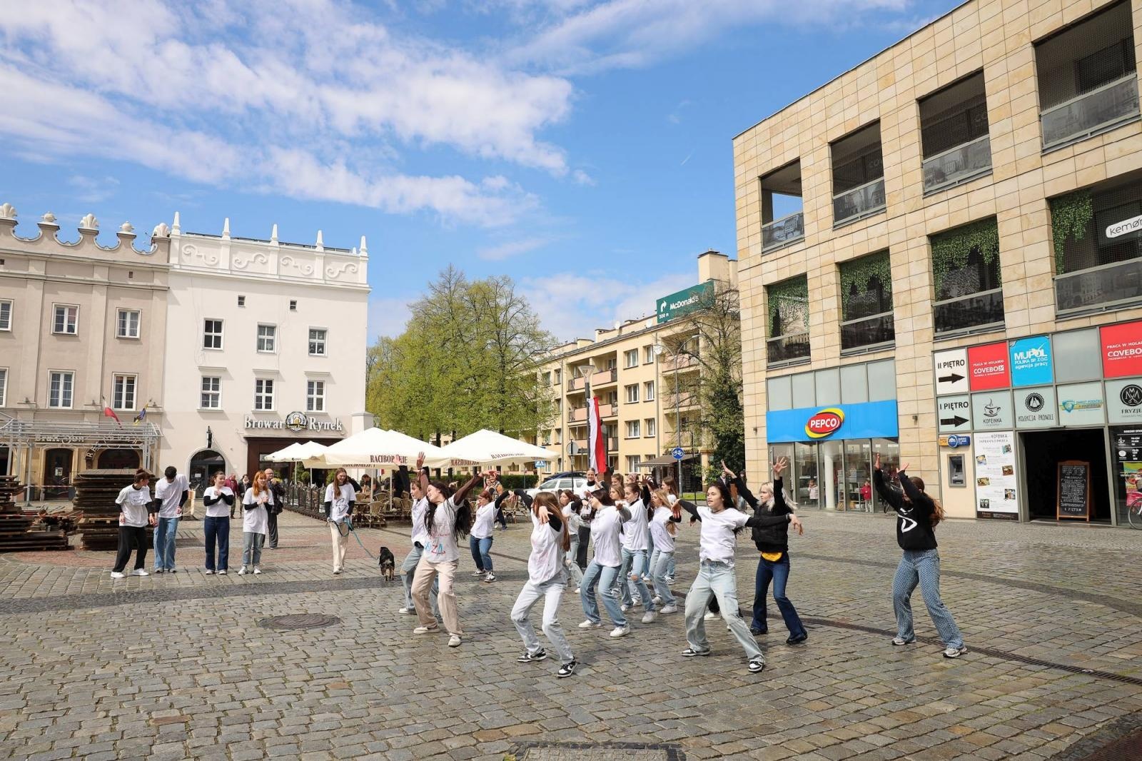 Zdjęcie w galerii na portalu naszraciborz.pl: Sobotni flash mob na raciborskim Rynku wiadomości z regionu