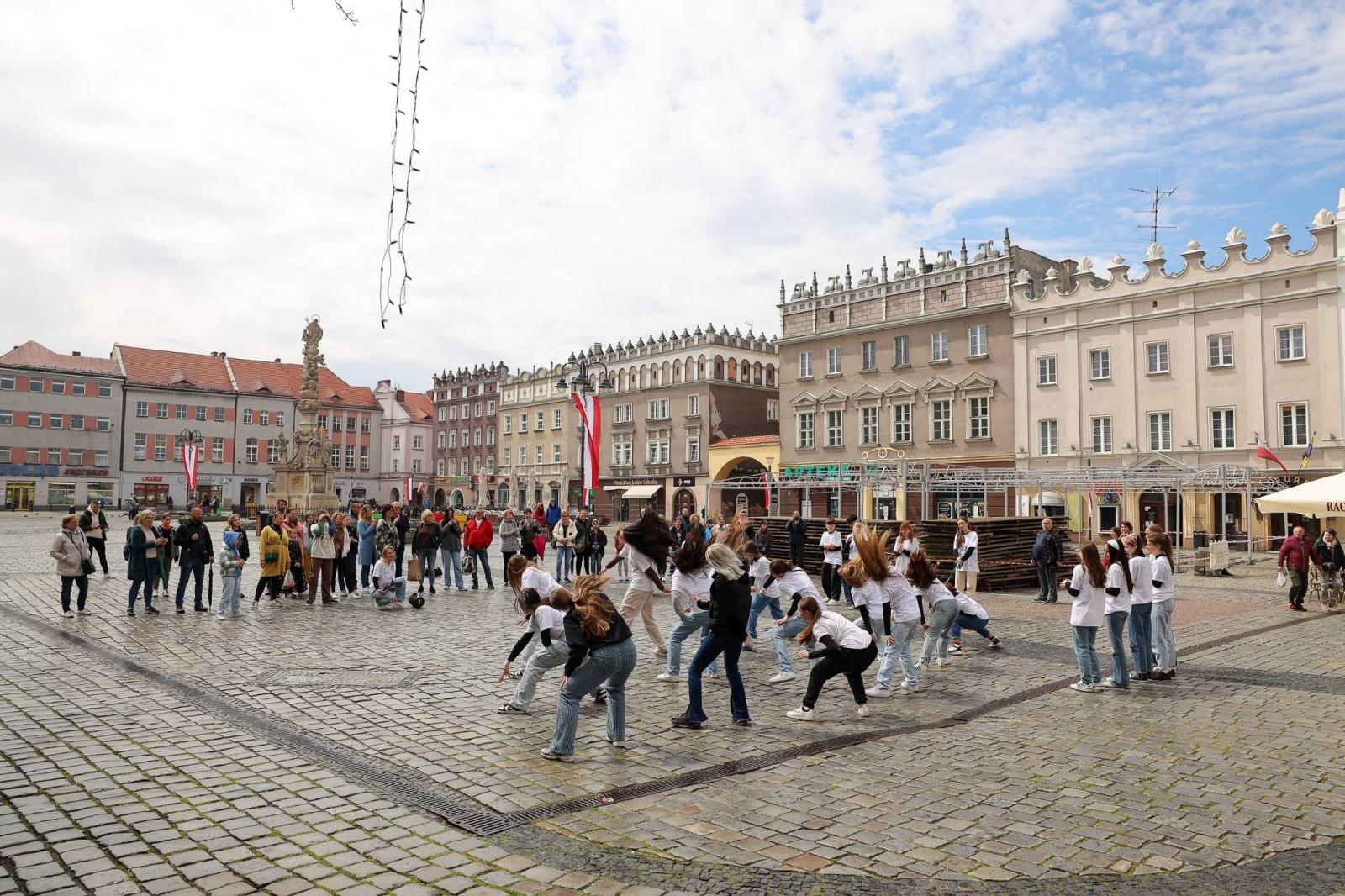 Zdjęcie w galerii na portalu naszraciborz.pl: Sobotni flash mob na raciborskim Rynku wiadomości z regionu