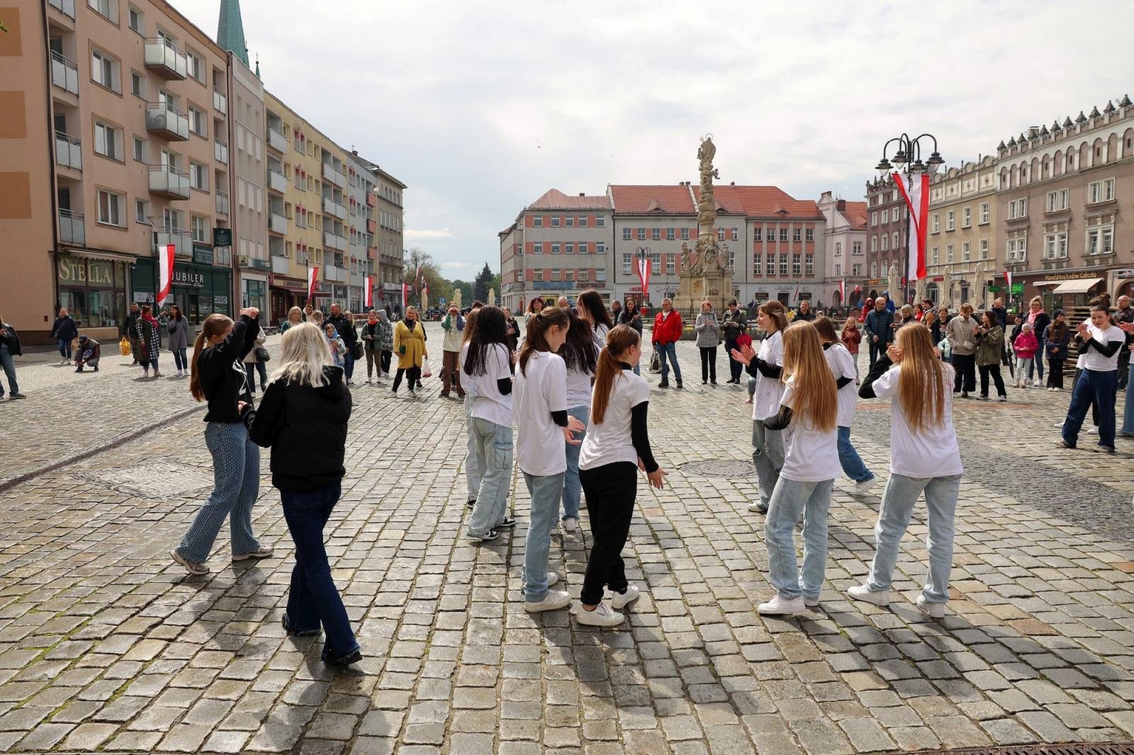 Zdjęcie w galerii na portalu naszraciborz.pl: Sobotni flash mob na raciborskim Rynku wiadomości z regionu