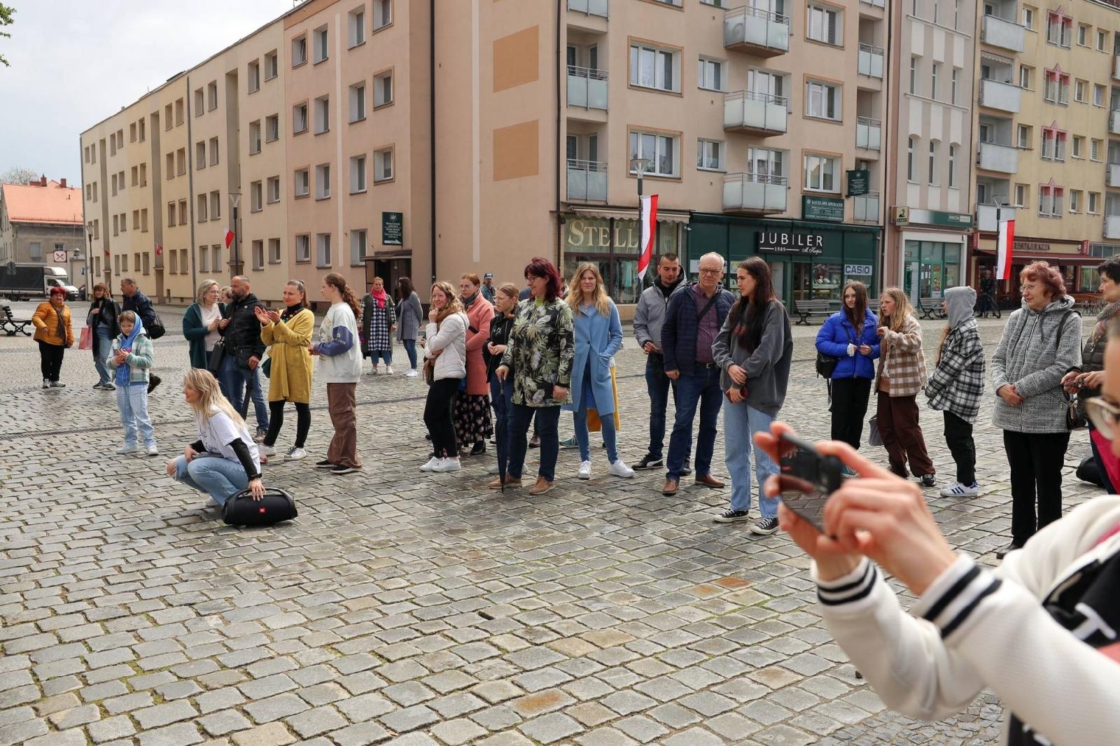 Zdjęcie w galerii na portalu naszraciborz.pl: Sobotni flash mob na raciborskim Rynku wiadomości z regionu