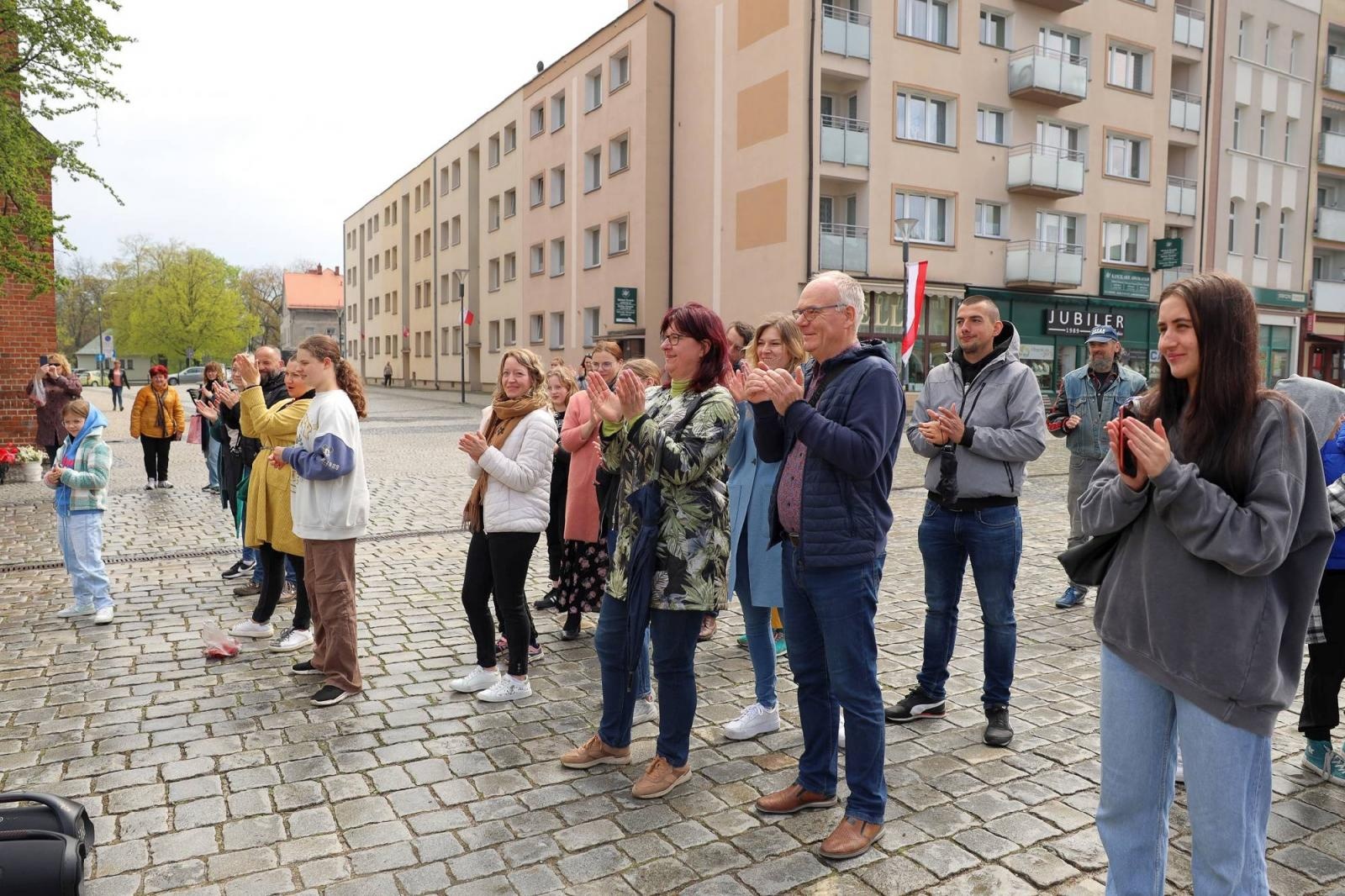 Zdjęcie w galerii na portalu naszraciborz.pl: Sobotni flash mob na raciborskim Rynku wiadomości z regionu
