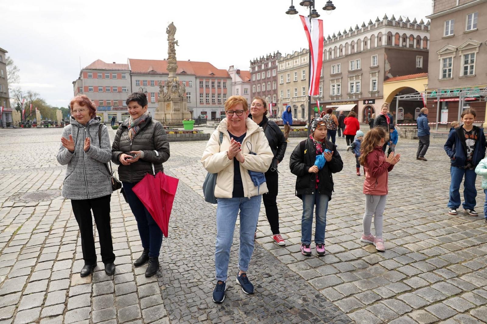 Zdjęcie w galerii na portalu naszraciborz.pl: Sobotni flash mob na raciborskim Rynku wiadomości z regionu