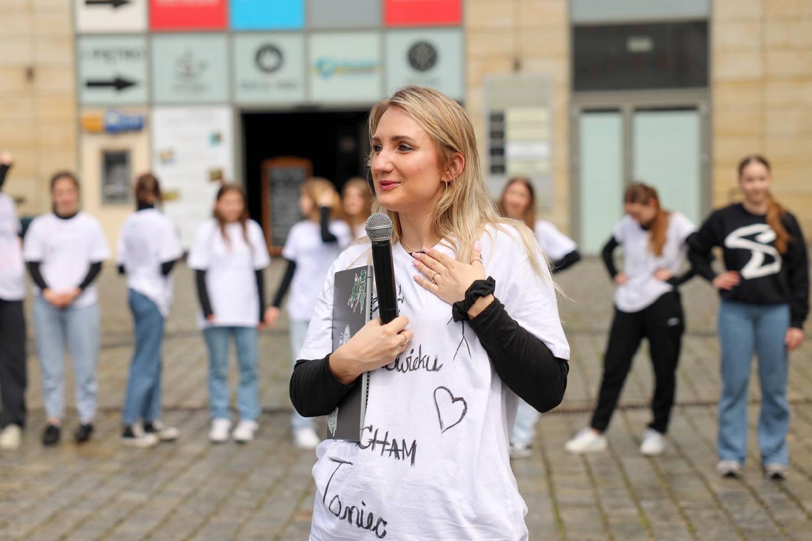 Zdjęcie w galerii na portalu naszraciborz.pl: Sobotni flash mob na raciborskim Rynku wiadomości z regionu