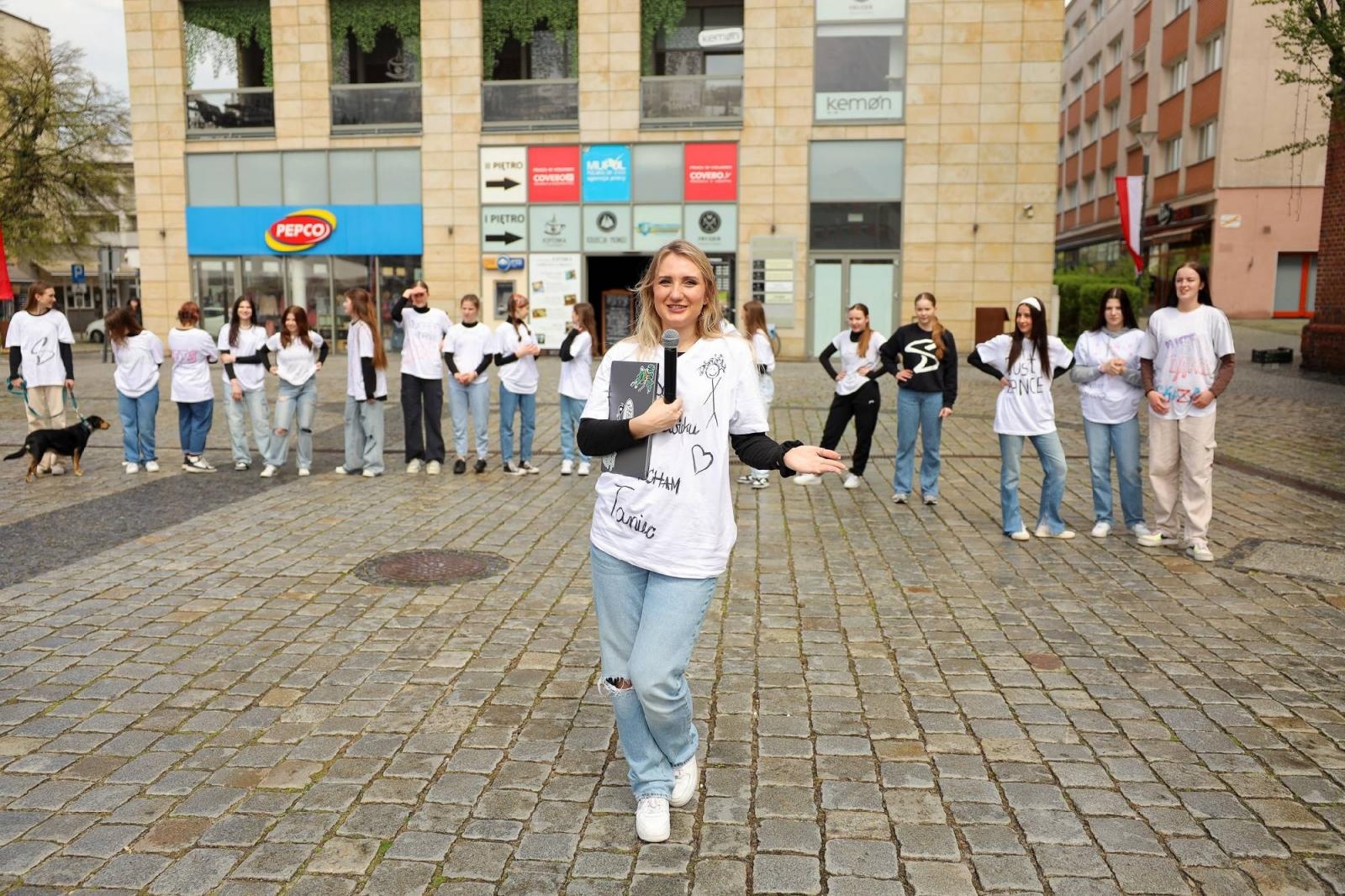 Zdjęcie w galerii na portalu naszraciborz.pl: Sobotni flash mob na raciborskim Rynku wiadomości z regionu