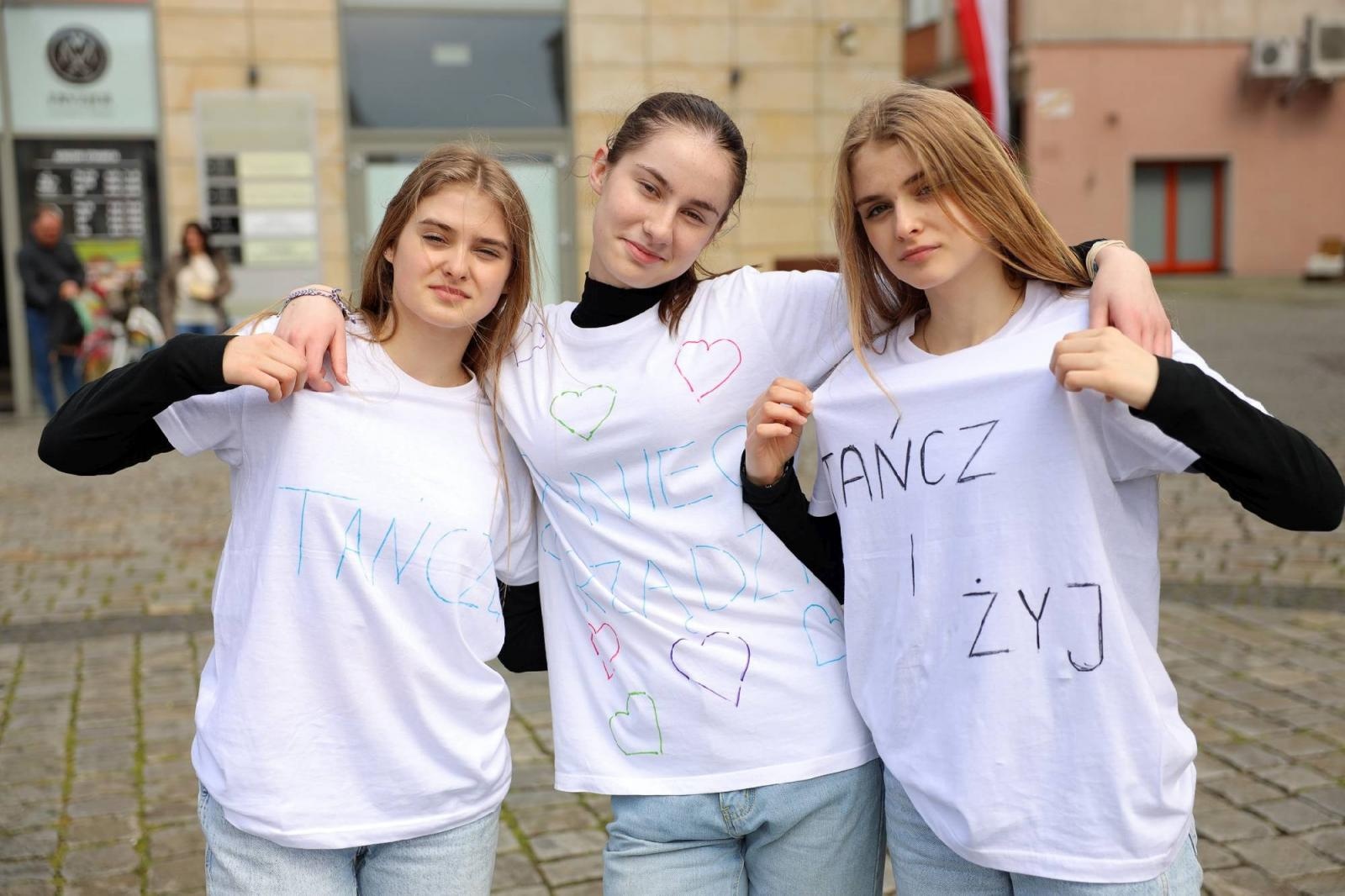 Zdjęcie w galerii na portalu naszraciborz.pl: Sobotni flash mob na raciborskim Rynku wiadomości z regionu