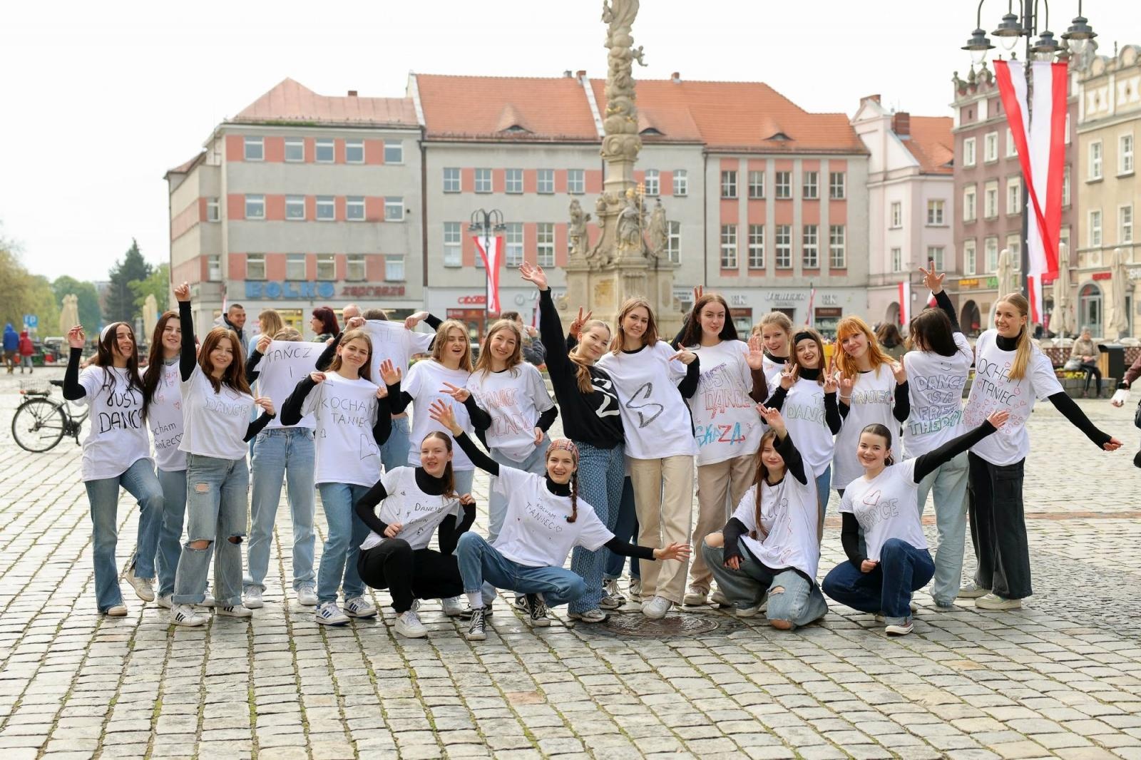 Zdjęcie w galerii na portalu naszraciborz.pl: Sobotni flash mob na raciborskim Rynku wiadomości z regionu