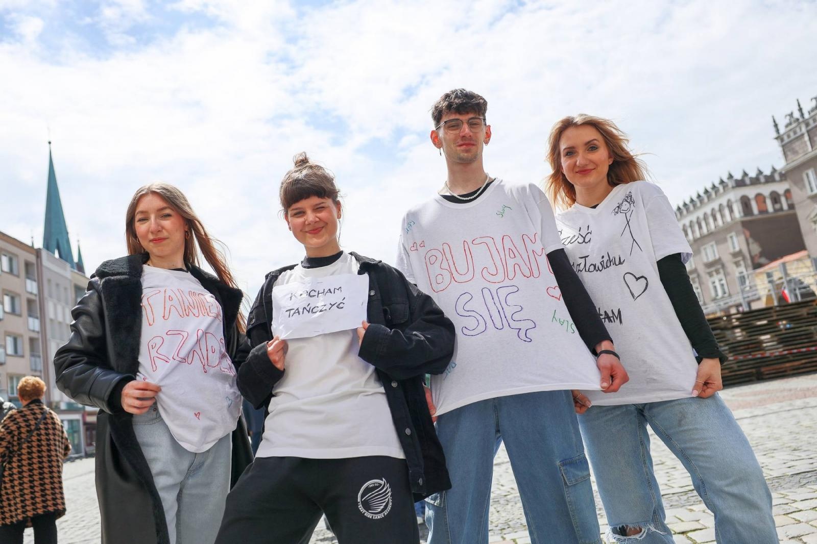 Zdjęcie w galerii na portalu naszraciborz.pl: Sobotni flash mob na raciborskim Rynku wiadomości z regionu