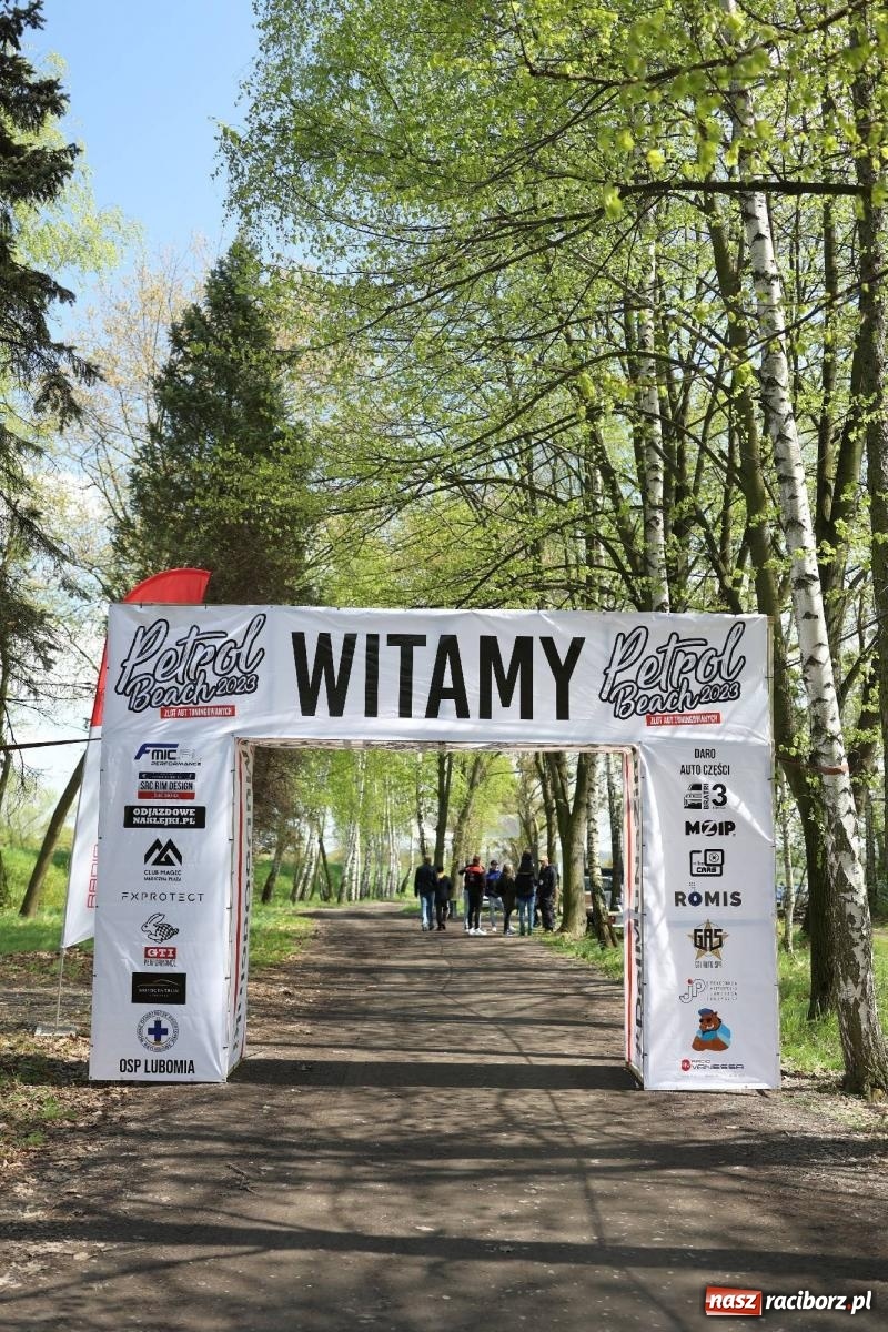 Zdjęcie w galerii na portalu naszraciborz.pl: Petrol Beach w Bukowie. Dwudniowe święto dla fanów motoryzacji [FOTO] wiadomości z regionu