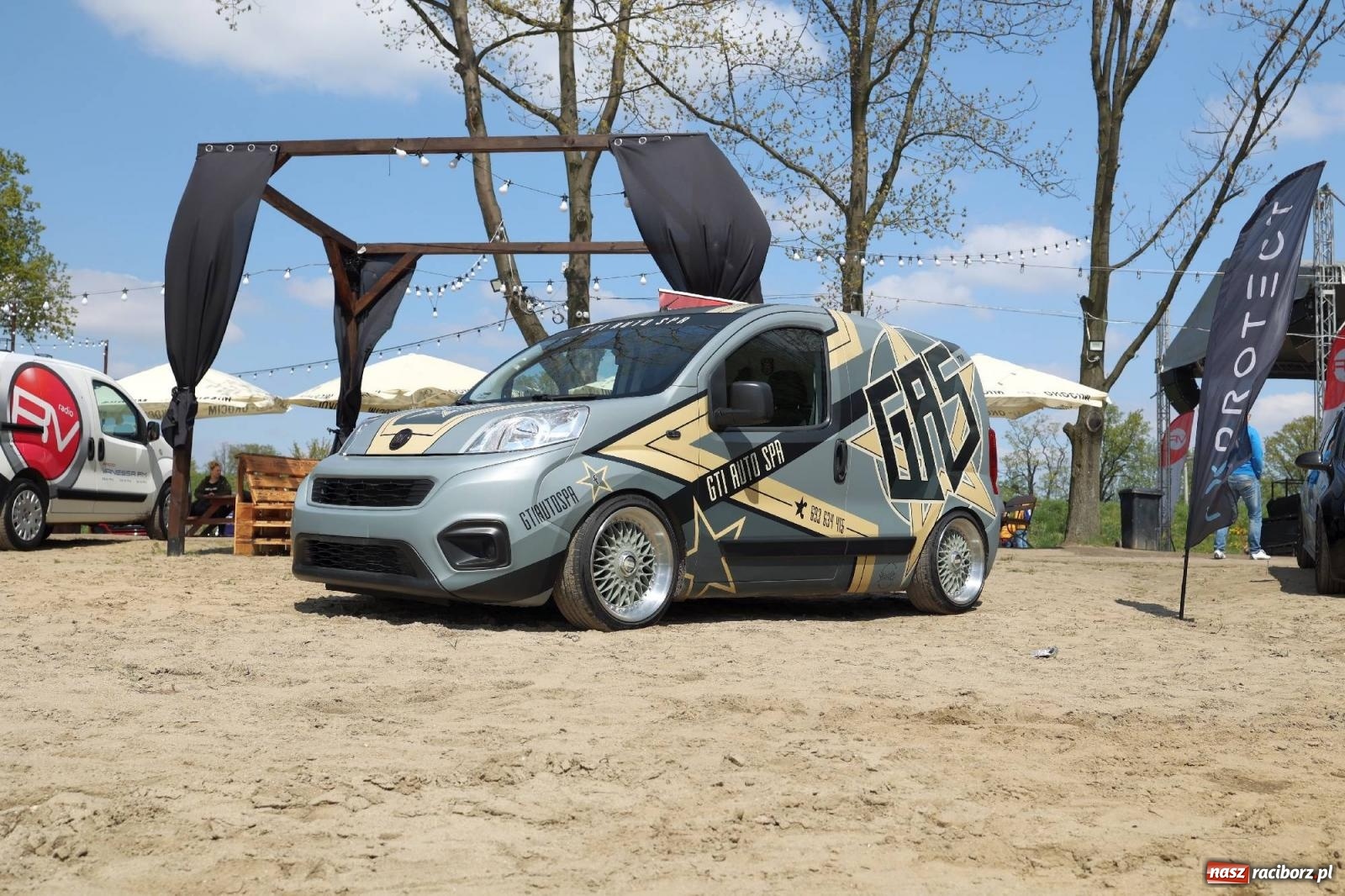 Zdjęcie w galerii na portalu naszraciborz.pl: Petrol Beach w Bukowie. Dwudniowe święto dla fanów motoryzacji [FOTO] wiadomości z regionu