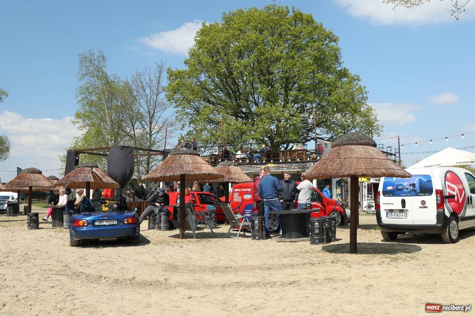 Zdjęcie w galerii na portalu naszraciborz.pl: Petrol Beach w Bukowie. Dwudniowe święto dla fanów motoryzacji [FOTO] wiadomości z regionu