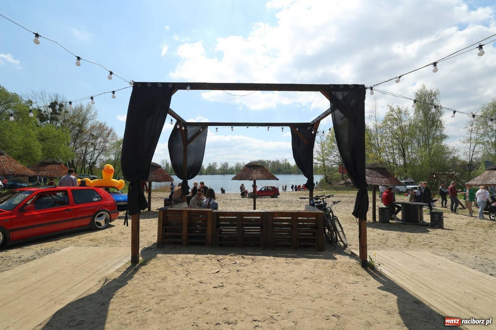 Zdjęcie w galerii na portalu naszraciborz.pl: Petrol Beach w Bukowie. Dwudniowe święto dla fanów motoryzacji [FOTO] wiadomości z regionu