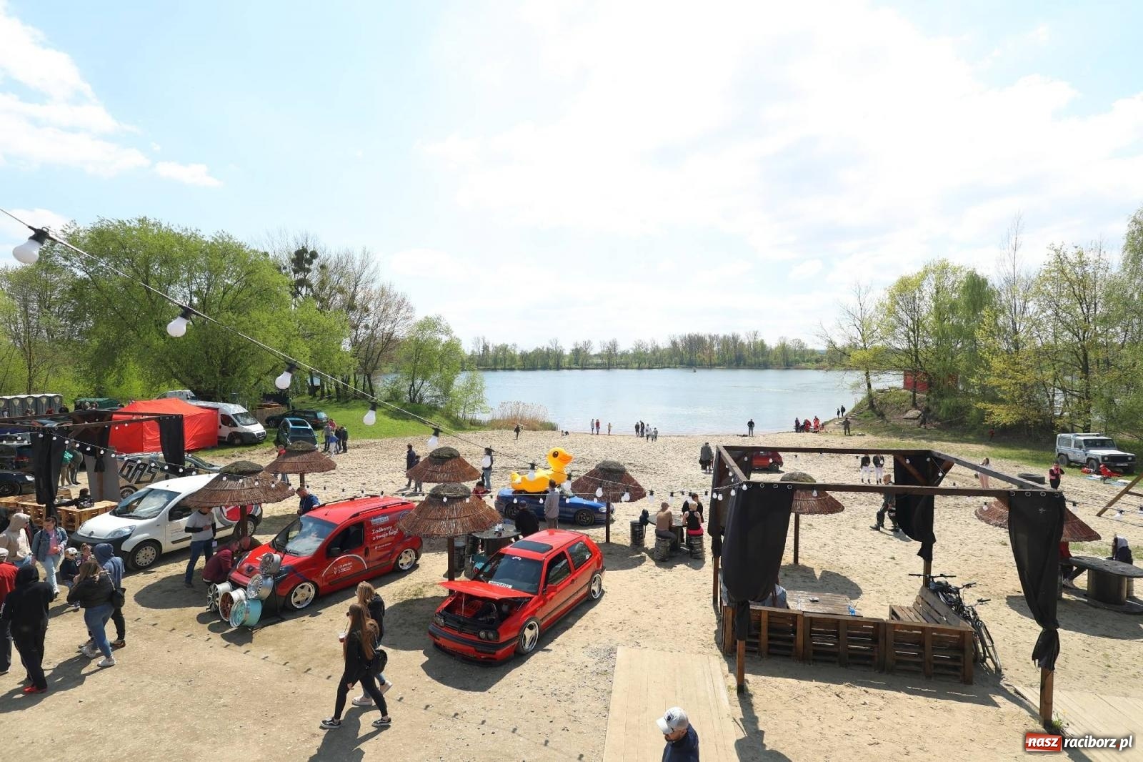 Zdjęcie w galerii na portalu naszraciborz.pl: Petrol Beach w Bukowie. Dwudniowe święto dla fanów motoryzacji [FOTO] wiadomości z regionu