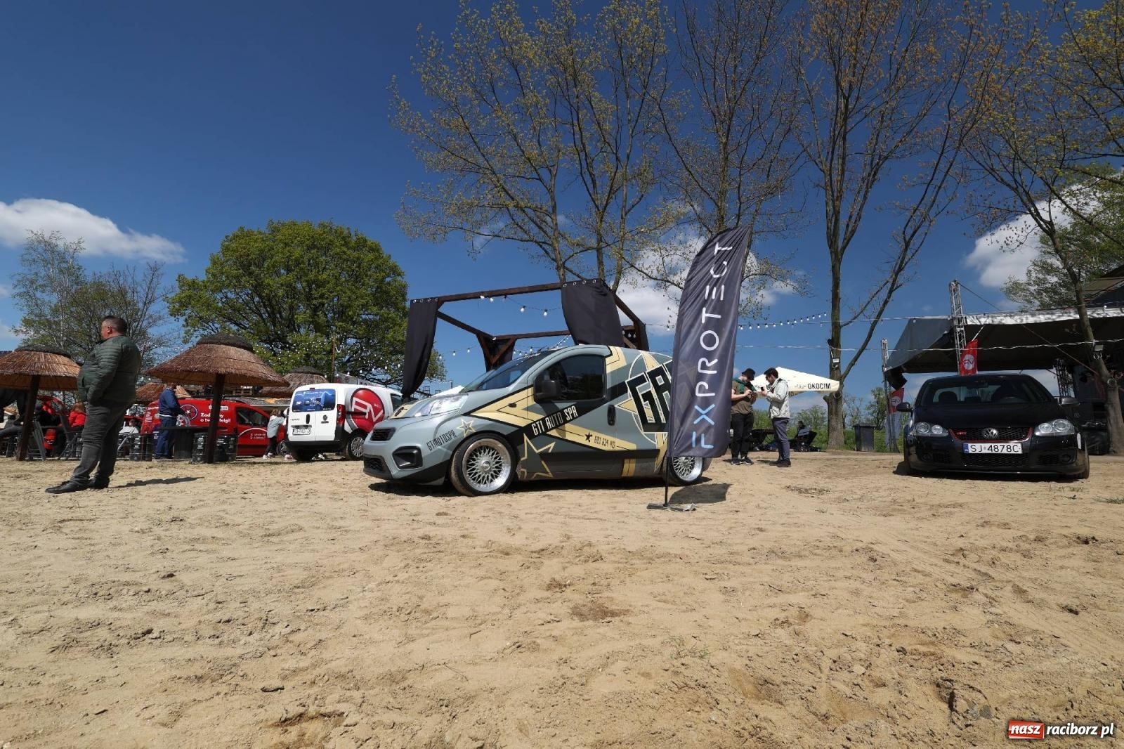 Zdjęcie w galerii na portalu naszraciborz.pl: Petrol Beach w Bukowie. Dwudniowe święto dla fanów motoryzacji [FOTO] wiadomości z regionu