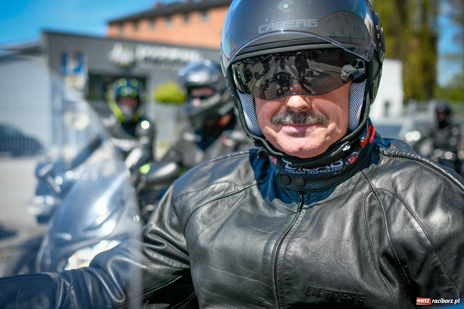 Zdjęcie w galerii na portalu naszraciborz.pl: Setki motorów zawarczało w Raciborzu. Sezon motocyklowy oficjalnie rozpoczęty [FOTO i WIDEO] wiadomości z regionu