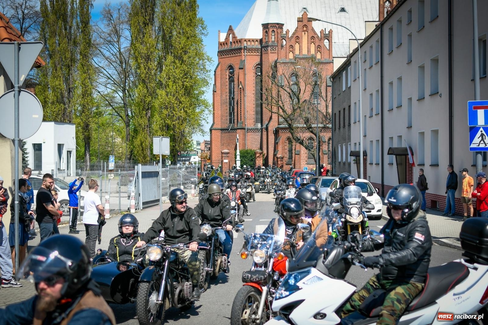 Zdjęcie w galerii na portalu naszraciborz.pl: Setki motorów zawarczało w Raciborzu. Sezon motocyklowy oficjalnie rozpoczęty [FOTO i WIDEO] wiadomości z regionu