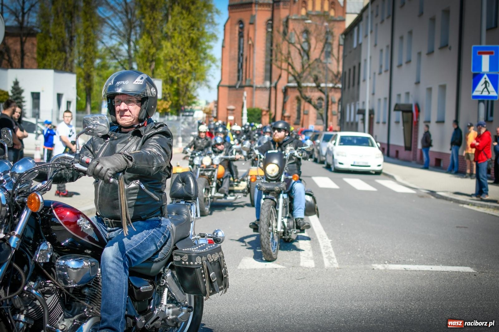 Zdjęcie w galerii na portalu naszraciborz.pl: Setki motorów zawarczało w Raciborzu. Sezon motocyklowy oficjalnie rozpoczęty [FOTO i WIDEO] wiadomości z regionu