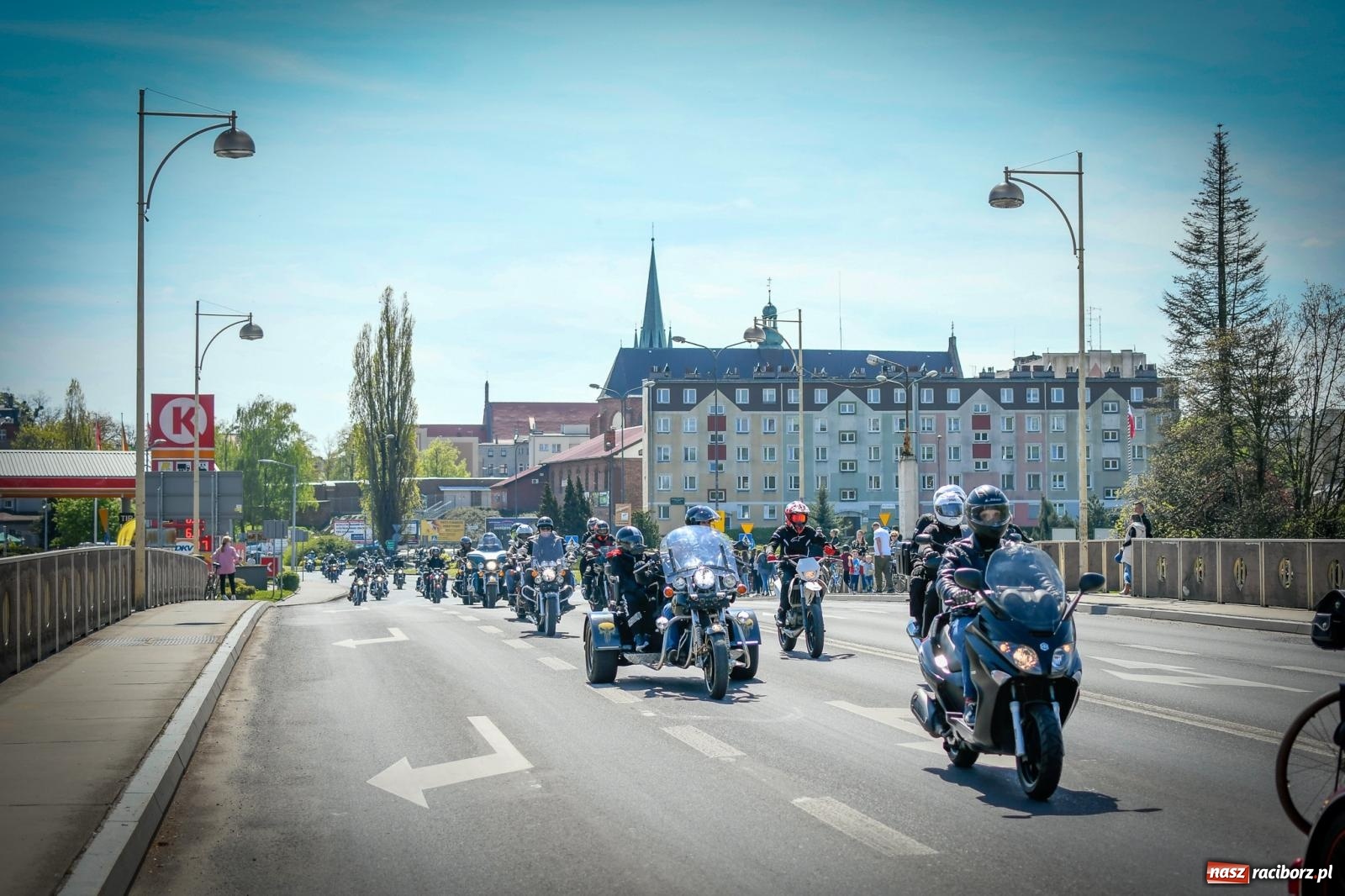 Zdjęcie w galerii na portalu naszraciborz.pl: Setki motorów zawarczało w Raciborzu. Sezon motocyklowy oficjalnie rozpoczęty [FOTO i WIDEO] wiadomości z regionu