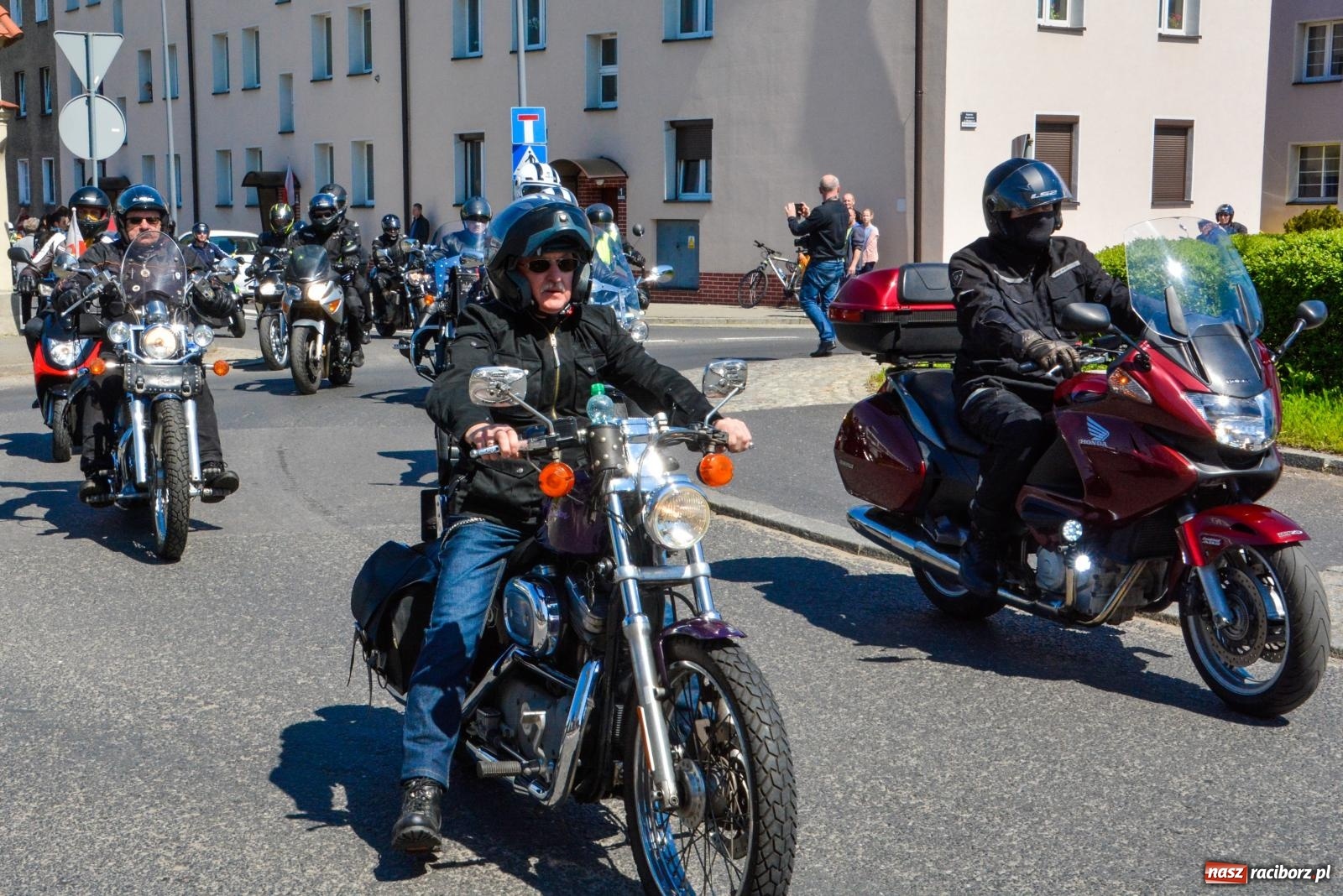 Zdjęcie w galerii na portalu naszraciborz.pl: Setki motorów zawarczało w Raciborzu. Sezon motocyklowy oficjalnie rozpoczęty [FOTO i WIDEO] wiadomości z regionu