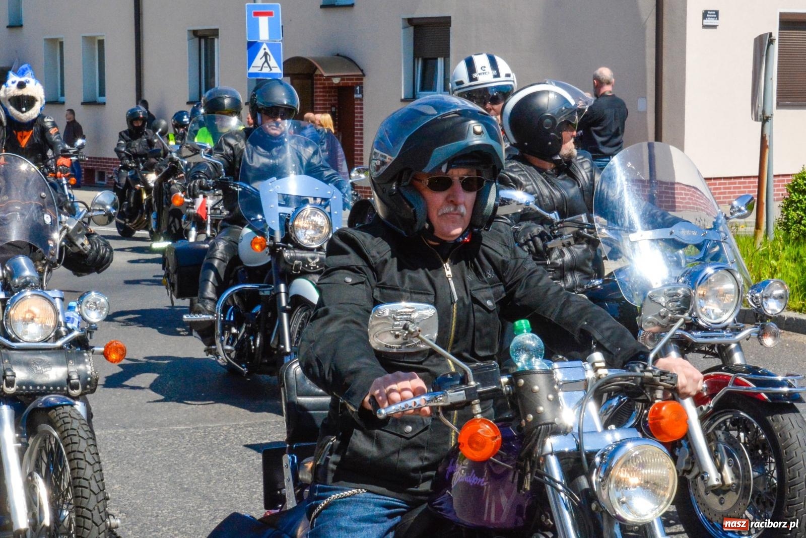 Zdjęcie w galerii na portalu naszraciborz.pl: Setki motorów zawarczało w Raciborzu. Sezon motocyklowy oficjalnie rozpoczęty [FOTO i WIDEO] wiadomości z regionu