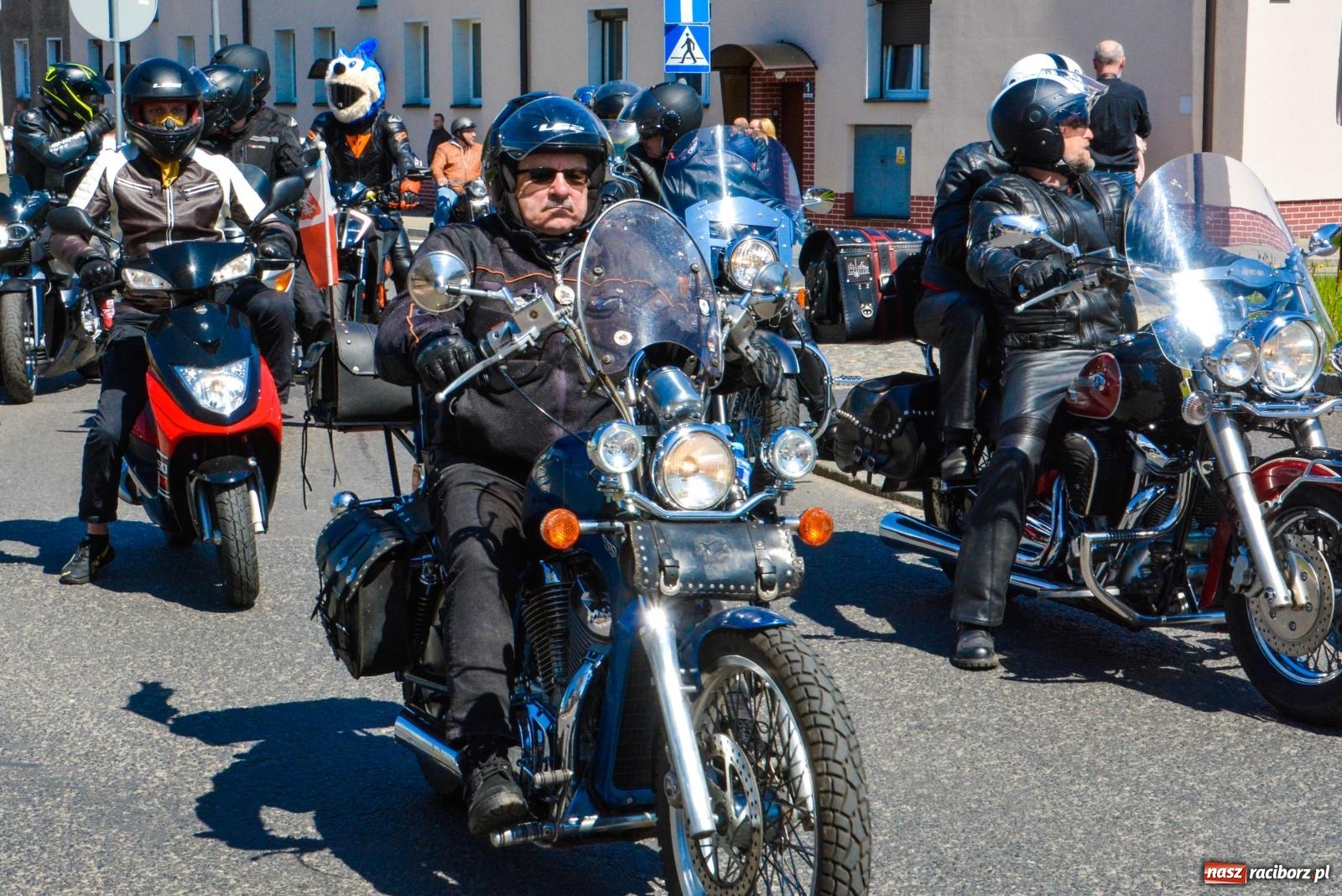 Zdjęcie w galerii na portalu naszraciborz.pl: Setki motorów zawarczało w Raciborzu. Sezon motocyklowy oficjalnie rozpoczęty [FOTO i WIDEO] wiadomości z regionu