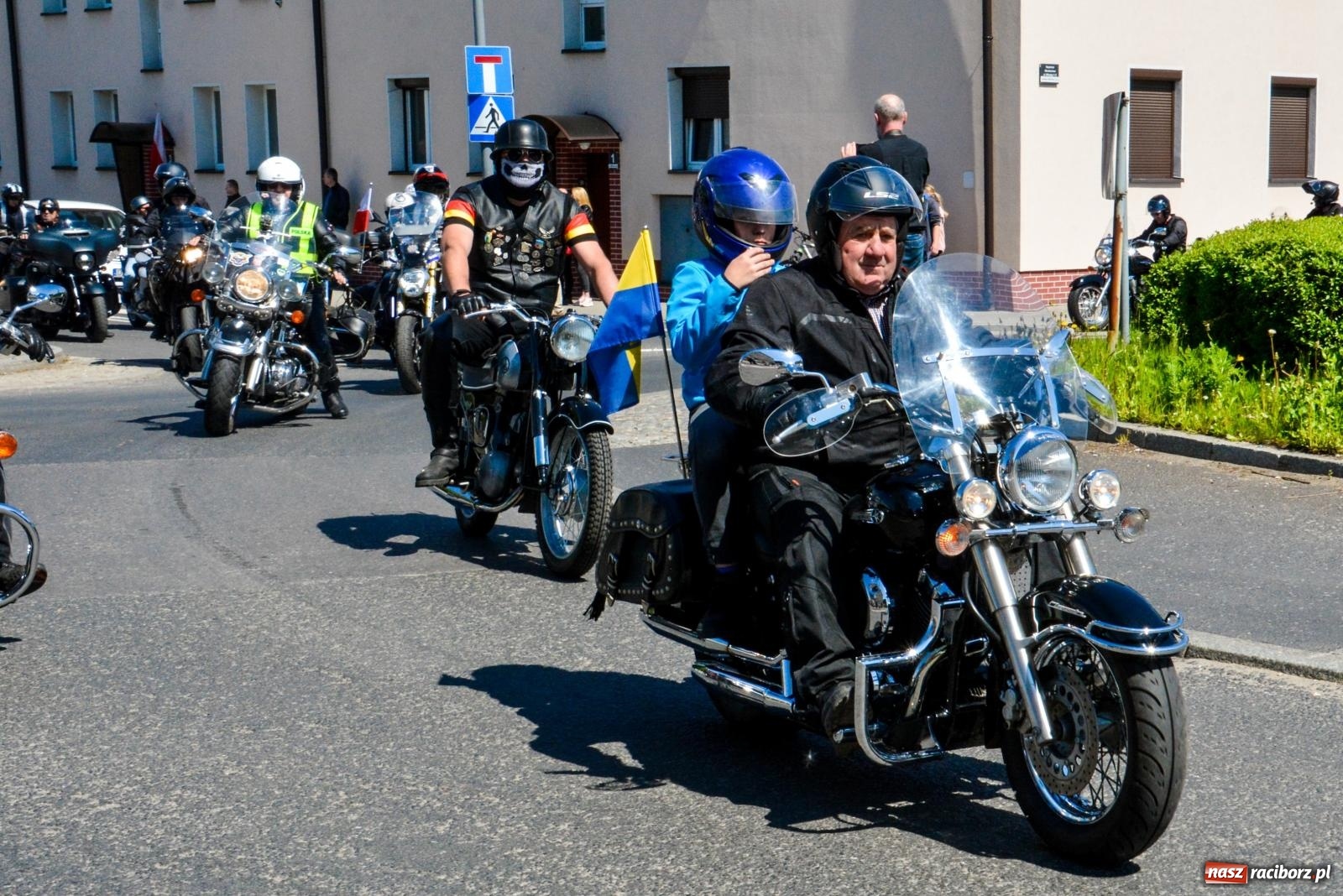 Zdjęcie w galerii na portalu naszraciborz.pl: Setki motorów zawarczało w Raciborzu. Sezon motocyklowy oficjalnie rozpoczęty [FOTO i WIDEO] wiadomości z regionu