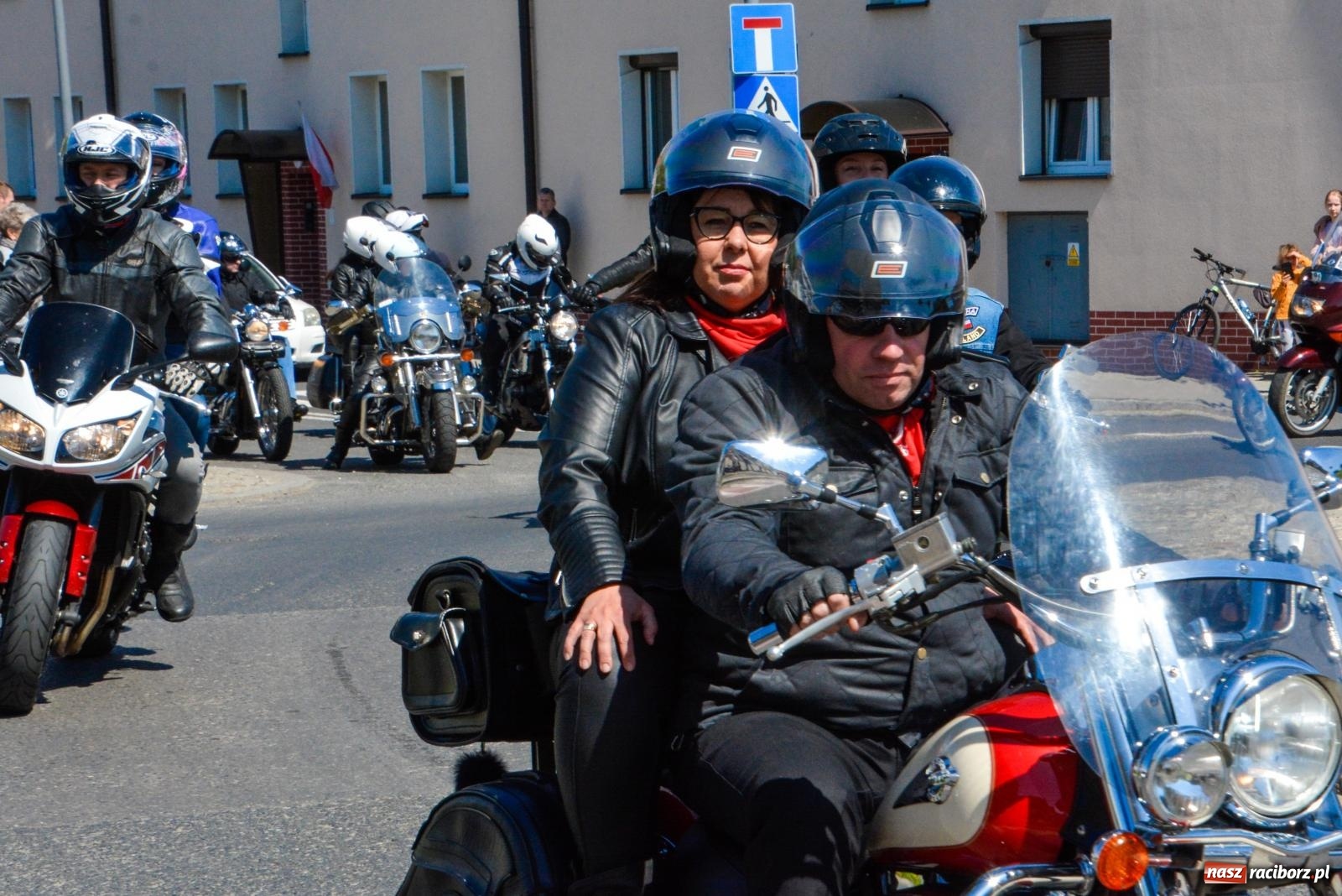 Zdjęcie w galerii na portalu naszraciborz.pl: Setki motorów zawarczało w Raciborzu. Sezon motocyklowy oficjalnie rozpoczęty [FOTO i WIDEO] wiadomości z regionu