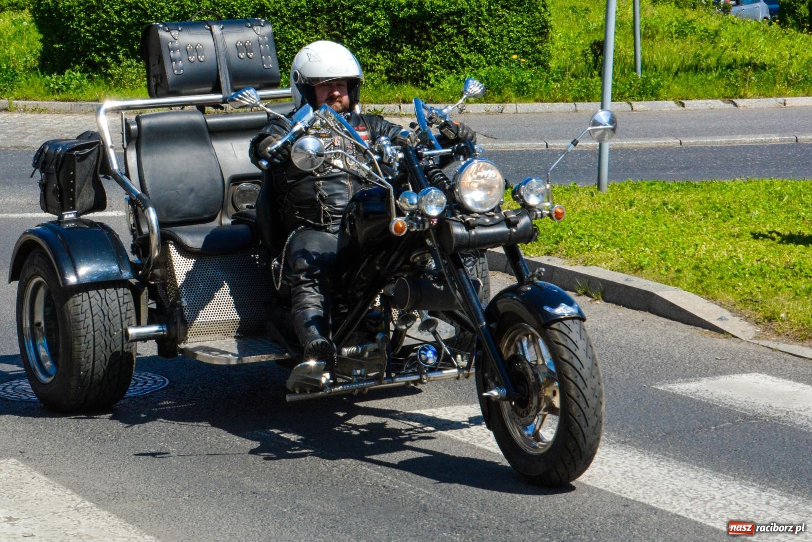 Zdjęcie w galerii na portalu naszraciborz.pl: Setki motorów zawarczało w Raciborzu. Sezon motocyklowy oficjalnie rozpoczęty [FOTO i WIDEO] wiadomości z regionu