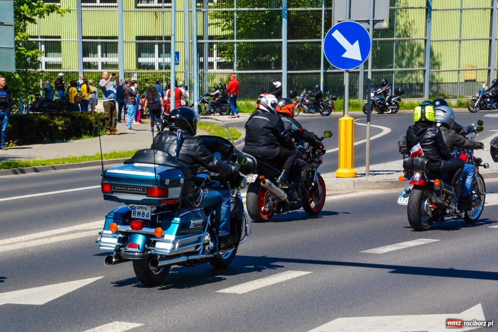 Zdjęcie w galerii na portalu naszraciborz.pl: Setki motorów zawarczało w Raciborzu. Sezon motocyklowy oficjalnie rozpoczęty [FOTO i WIDEO] wiadomości z regionu