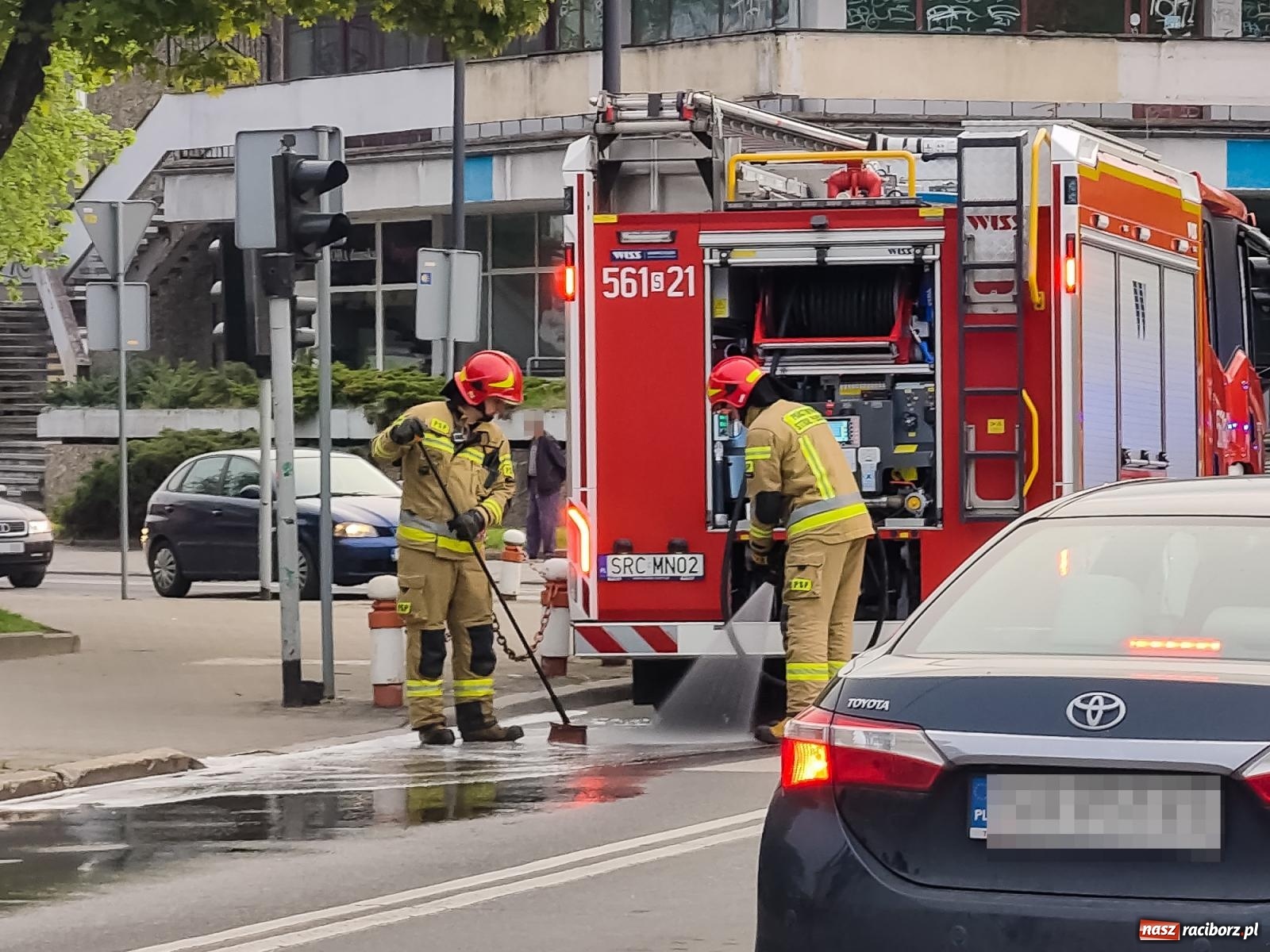 Zdjęcie w galerii na portalu naszraciborz.pl: Wyciek paliwa przy Jasnej. Seria interwencji z plamami na jezdni [FOTO] wiadomości z regionu