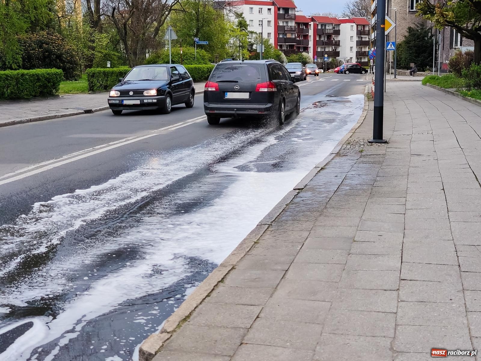 Zdjęcie w galerii na portalu naszraciborz.pl: Wyciek paliwa przy Jasnej. Seria interwencji z plamami na jezdni [FOTO] wiadomości z regionu