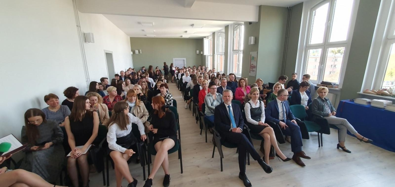 Zdjęcie w galerii na portalu naszraciborz.pl: Uroczyste pożegnanie maturzystów w ZSO nr 1 i CKZiU nr 1 w Raciborzu wiadomości z regionu