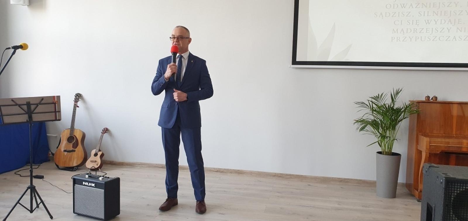 Zdjęcie w galerii na portalu naszraciborz.pl: Uroczyste pożegnanie maturzystów w ZSO nr 1 i CKZiU nr 1 w Raciborzu wiadomości z regionu