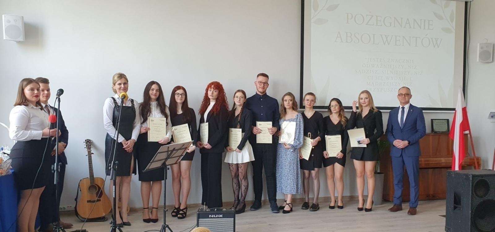 Zdjęcie w galerii na portalu naszraciborz.pl: Uroczyste pożegnanie maturzystów w ZSO nr 1 i CKZiU nr 1 w Raciborzu wiadomości z regionu