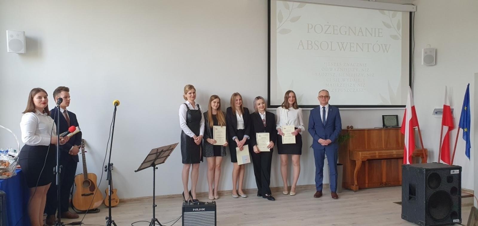 Zdjęcie w galerii na portalu naszraciborz.pl: Uroczyste pożegnanie maturzystów w ZSO nr 1 i CKZiU nr 1 w Raciborzu wiadomości z regionu