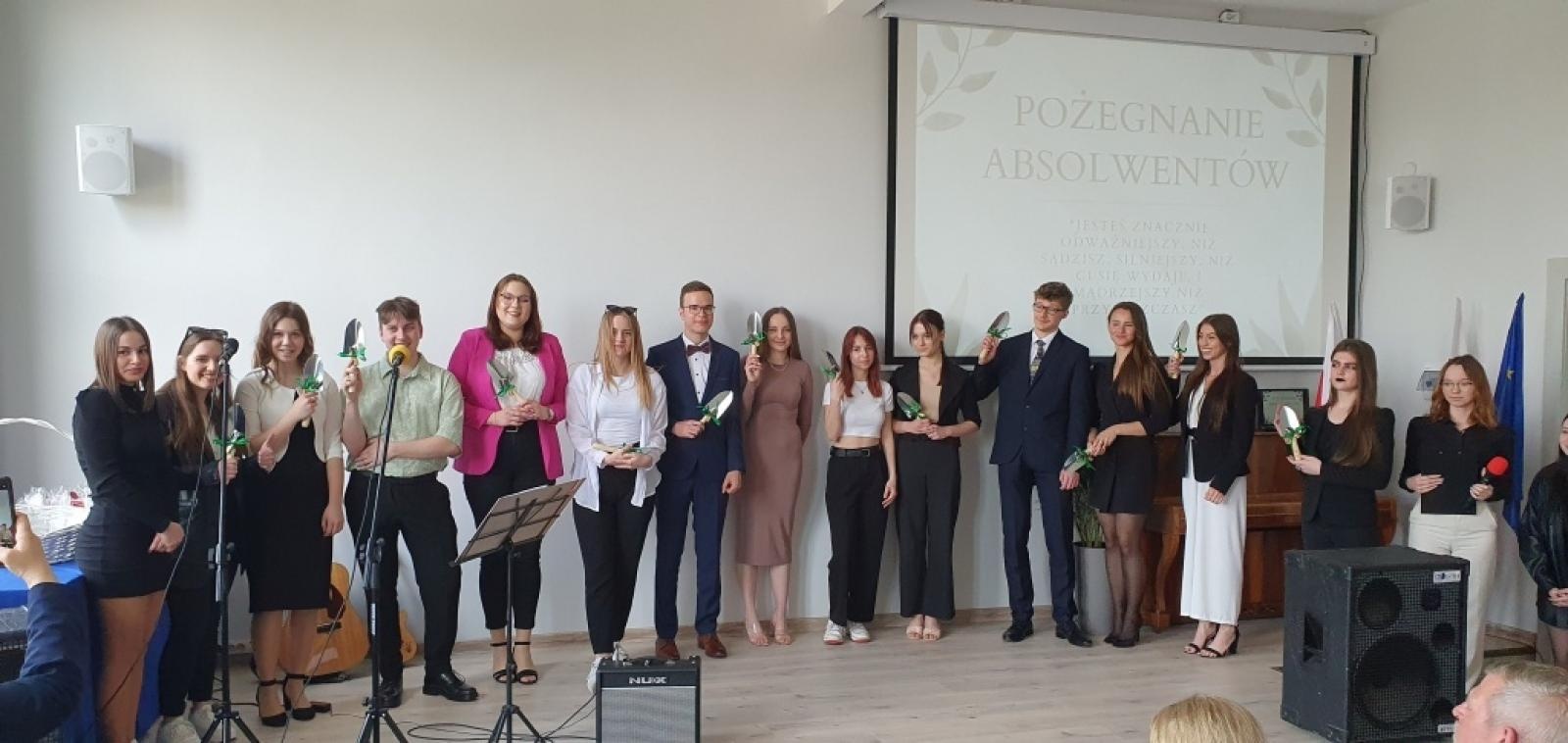 Zdjęcie w galerii na portalu naszraciborz.pl: Uroczyste pożegnanie maturzystów w ZSO nr 1 i CKZiU nr 1 w Raciborzu wiadomości z regionu