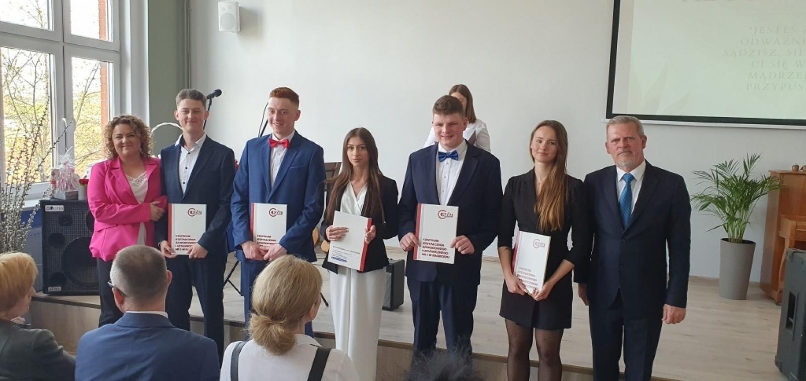 Zdjęcie w galerii na portalu naszraciborz.pl: Uroczyste pożegnanie maturzystów w ZSO nr 1 i CKZiU nr 1 w Raciborzu wiadomości z regionu