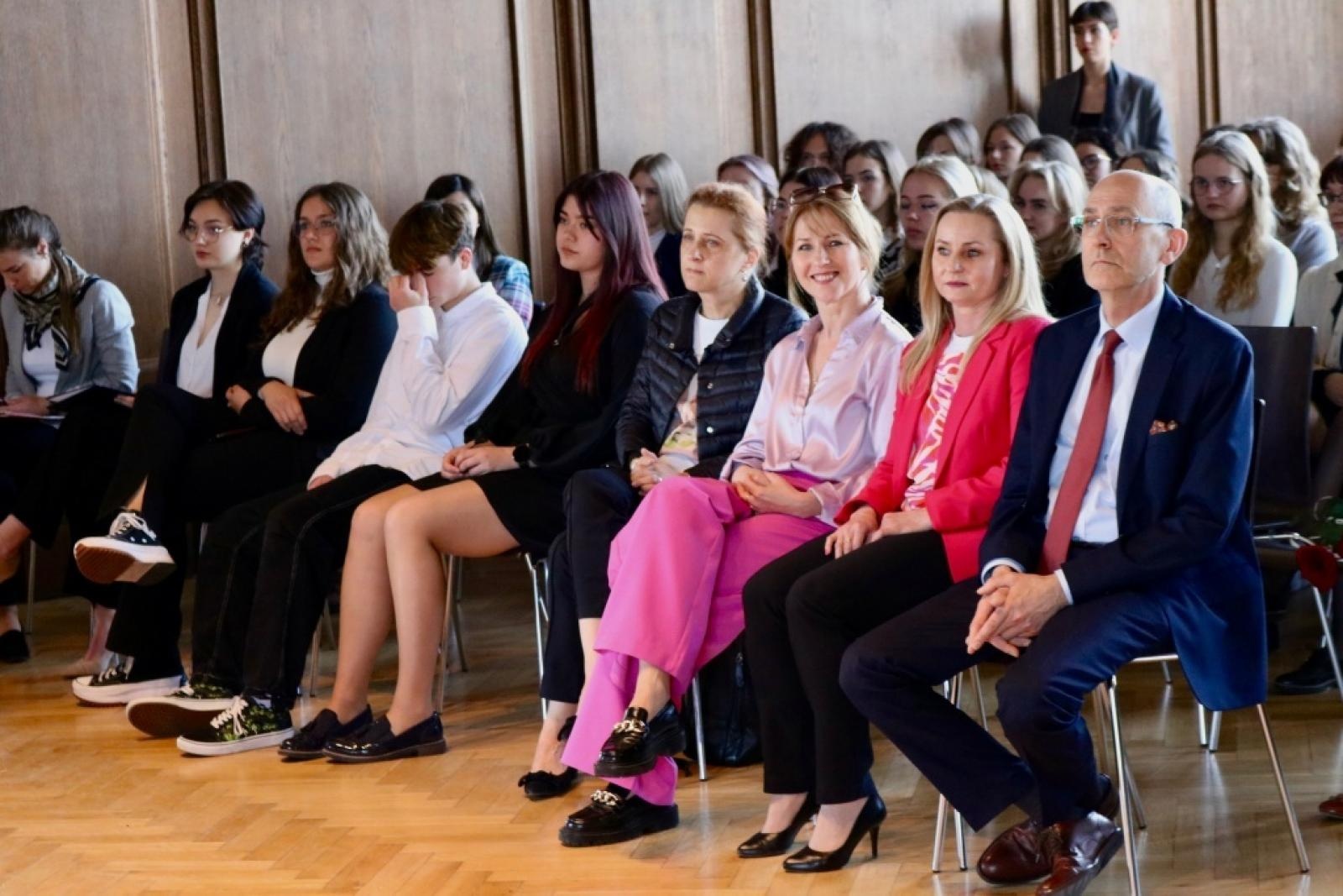 Zdjęcie w galerii na portalu naszraciborz.pl: Uroczyste pożegnanie maturzystów w ZSO nr 1 i CKZiU nr 1 w Raciborzu wiadomości z regionu