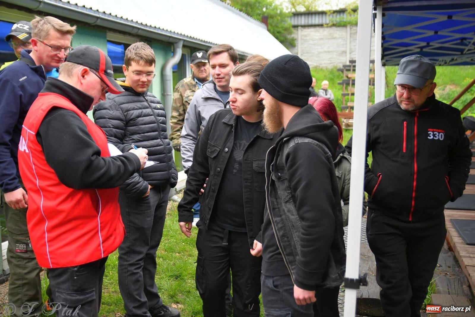 Zdjęcie w galerii na portalu naszraciborz.pl: Turniej strzelecki o Tarczę Konstytucji 3 Maja [FOTO i WIDEO] wiadomości z regionu
