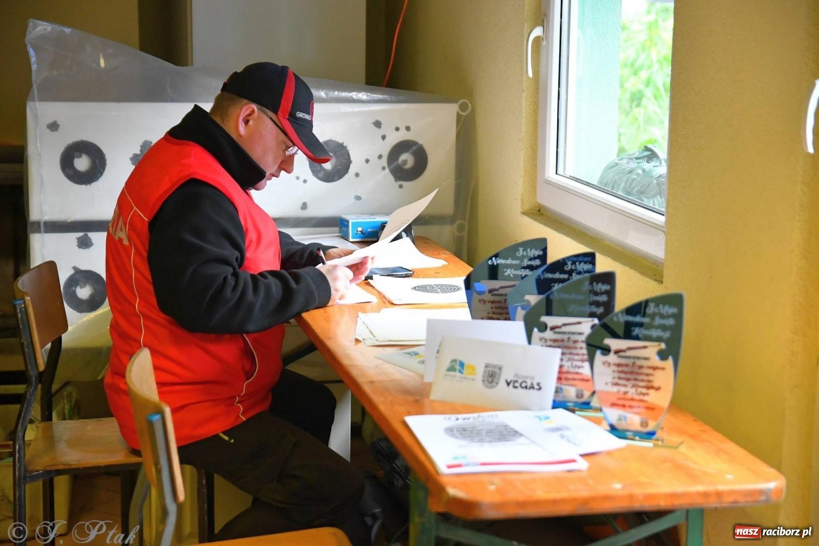 Zdjęcie w galerii na portalu naszraciborz.pl: Turniej strzelecki o Tarczę Konstytucji 3 Maja [FOTO i WIDEO] wiadomości z regionu