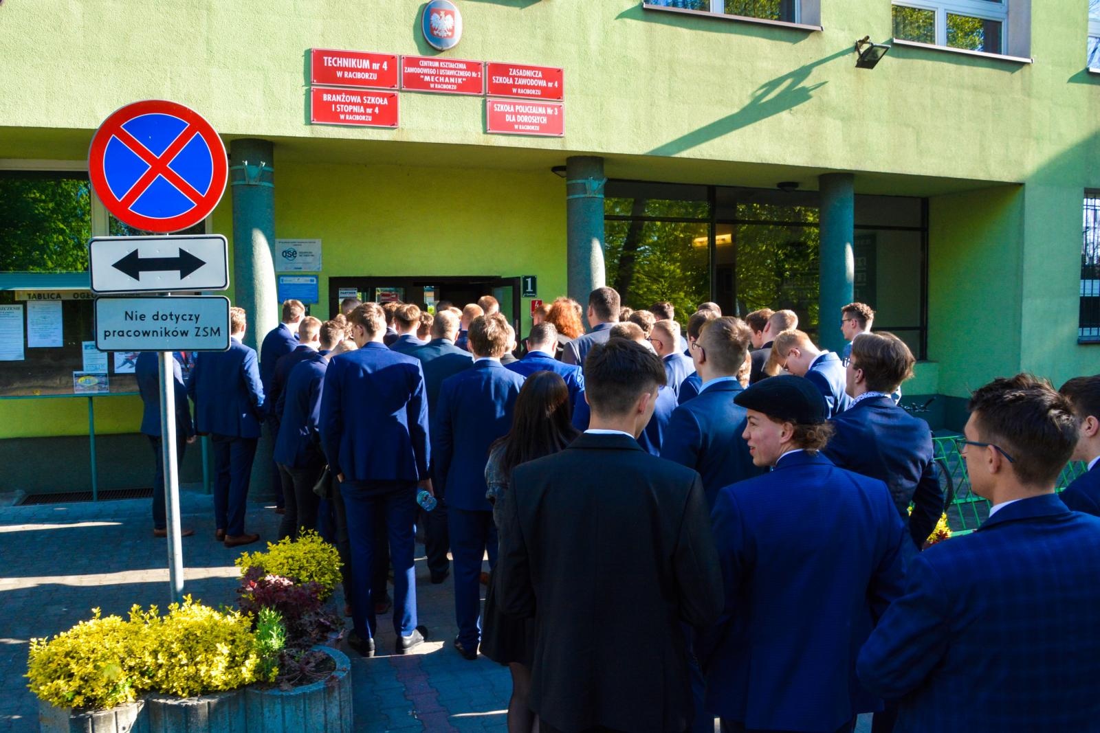Zdjęcie w galerii na portalu naszraciborz.pl:  Absolwenci Mechanika piszą egzamin maturalny z polskiego wiadomości z regionu