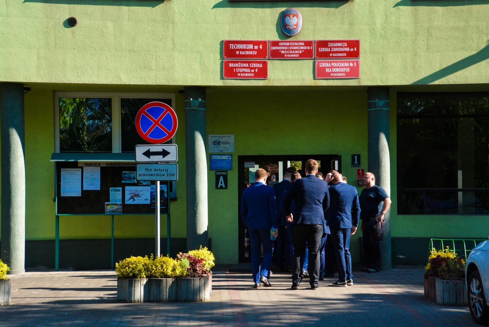 Zdjęcie w galerii na portalu naszraciborz.pl:  Absolwenci Mechanika piszą egzamin maturalny z polskiego wiadomości z regionu