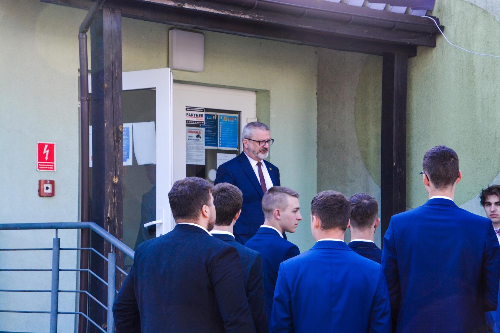 Zdjęcie w galerii na portalu naszraciborz.pl:  Absolwenci Mechanika piszą egzamin maturalny z polskiego wiadomości z regionu