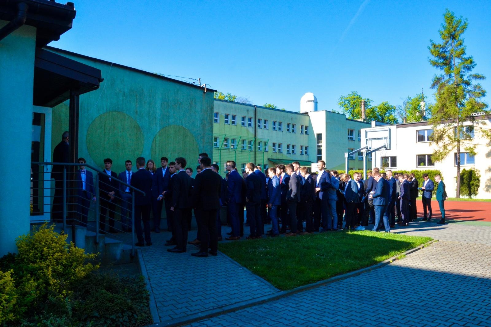 Zdjęcie w galerii na portalu naszraciborz.pl:  Absolwenci Mechanika piszą egzamin maturalny z polskiego wiadomości z regionu