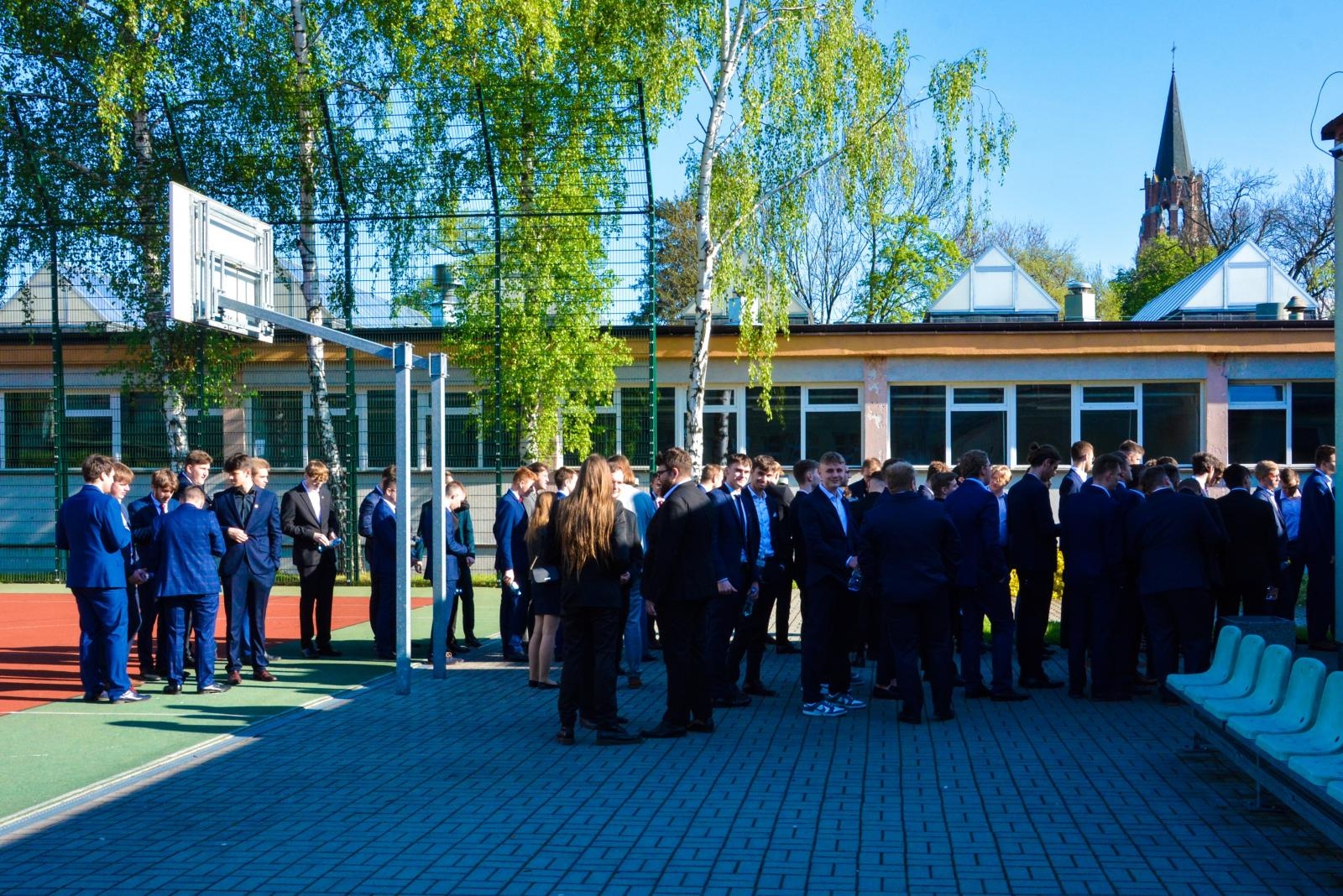 Zdjęcie w galerii na portalu naszraciborz.pl:  Absolwenci Mechanika piszą egzamin maturalny z polskiego wiadomości z regionu
