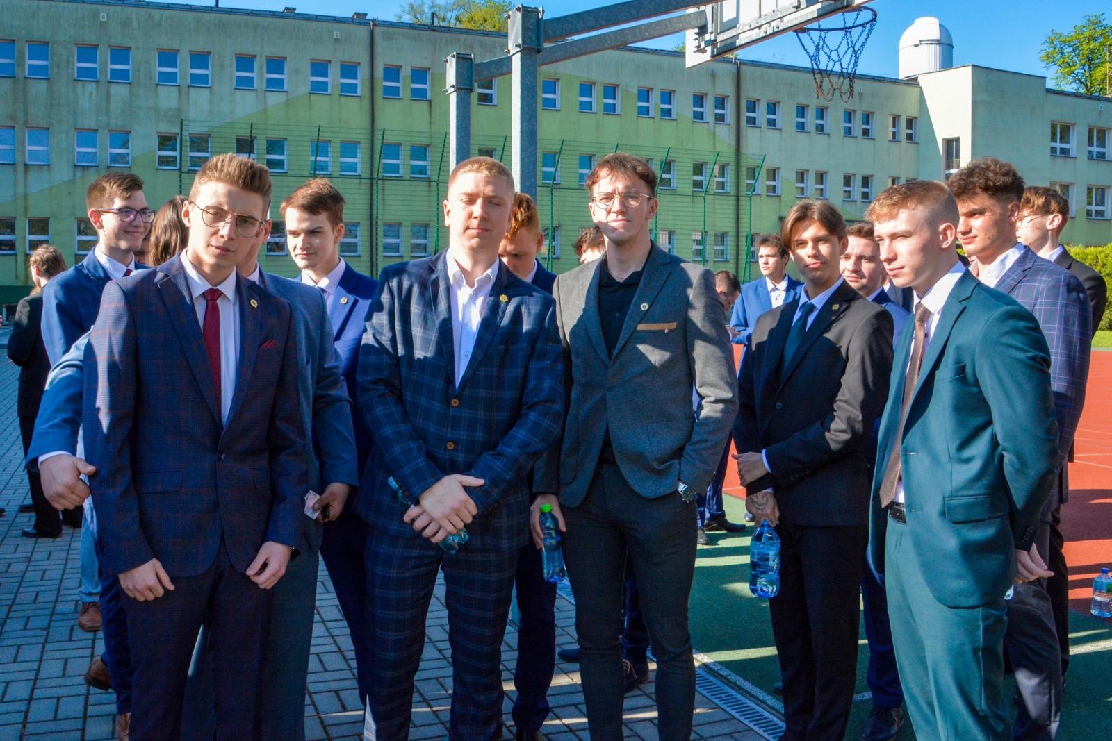 Zdjęcie w galerii na portalu naszraciborz.pl:  Absolwenci Mechanika piszą egzamin maturalny z polskiego wiadomości z regionu