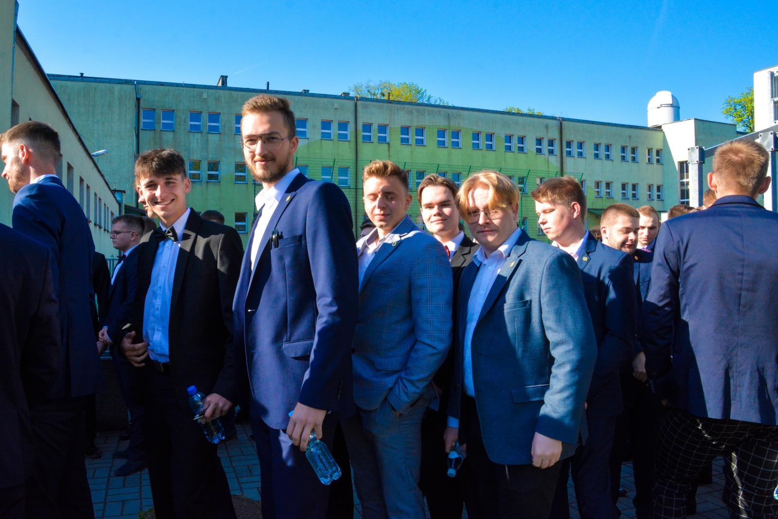 Zdjęcie w galerii na portalu naszraciborz.pl:  Absolwenci Mechanika piszą egzamin maturalny z polskiego wiadomości z regionu