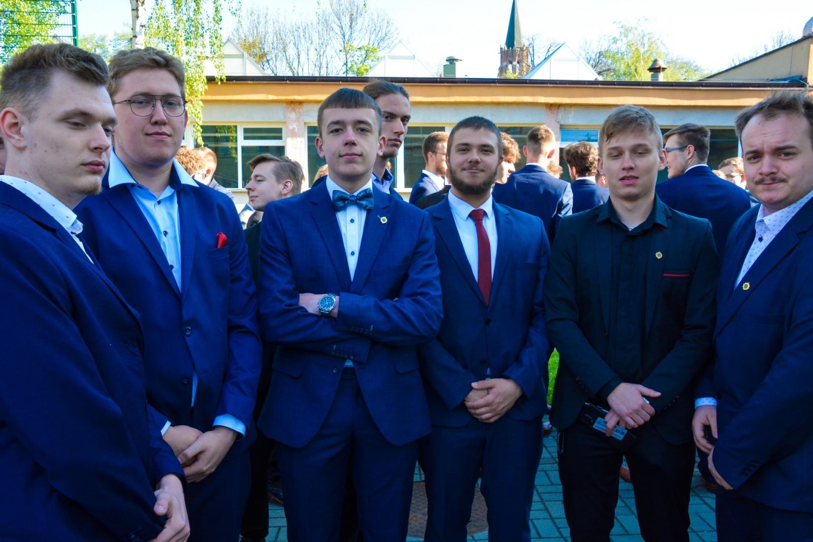 Zdjęcie w galerii na portalu naszraciborz.pl:  Absolwenci Mechanika piszą egzamin maturalny z polskiego wiadomości z regionu