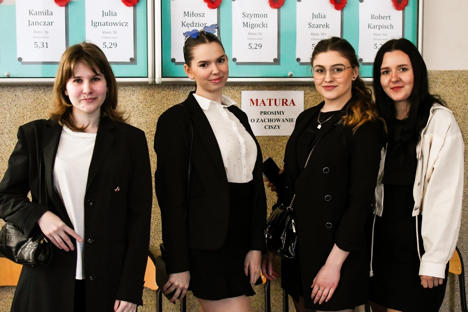 Zdjęcie w galerii na portalu naszraciborz.pl: Uczniowie pięciu klas II LO przystąpili do matury wiadomości z regionu